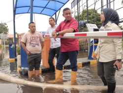 Tinjau Banjir di Area Bekasi Timur, Plt. Wali Kota Bekasi Kerahkan Petugas BMSDA