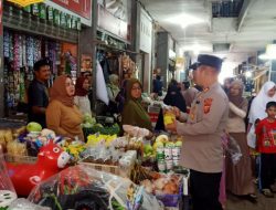 Hari Pertama Puasa, Kapolsek Cineam Pantau Pasar Sembako dan Sampaikan Himbauan Kamtibmas