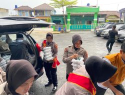 Berkah Ramadhan, Polres Tasik Kota Bagikan Takjil Gratis di Ponpes Al Istiqomah