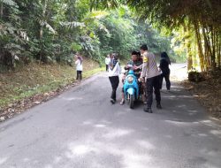 Bersama Warga, Bhabinkamtibmas Desa Madiasari Gotong Royong Bersihkan Jalan Cipancur