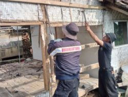 BERSAMA WARGA, BHABINKAMTIBMAS GOTONG ROYONG REHAB RUMAH PENERIMA PROGRAM BSPS di DESA SUNDAKERTA.