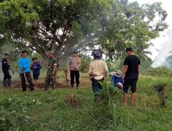 Bhabinkamtibmas Desa Sukaraharja, Kerjabakti Bersama Warga, Bersihkan Tempat Pemakaman Umum