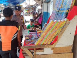 Bhabinkamtibmas Kel.Tuguraja Polsek Cihideung Himbau pada penjual kembang api agar Berpartisipasi Jaga Kondusifitas Kamtibmas