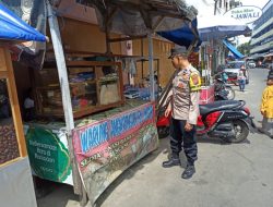 Bhabinkamtibmas Kel.Tuguraja Polsek Cihideung Himbau pada (Warung nasi ) penjual nasi yang agar Berpartisipasi Jaga Kondusifitas Kamtibmas