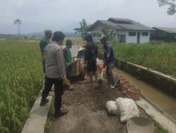 Bhabinkamtibmas Monitoring dan sambang pengecoran jalan gang desa Tanjungsari
