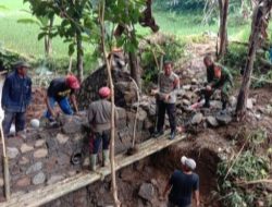 Bhabinkamtibmas Santanamekar Bersama Babinsa Monitoring Pembangunan Irigasi Kampung Cigaleuh