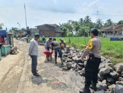 Bhabinkamtibmas Sukajadi Bersama Kades Monitoring Pembangunan Irigasi Kampung Mekarsari