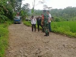 Danramil KORAMIL 1222/Salawu (Pasiter Kodim) Kodim 0612/Tasikmalaya, Korem O62 Tarumanagara. Lettu Caj Yedi Supriadi, Berikan Bansos Pada Anak Stunting, Serta Sekaligus Lihat Jalan Rusa