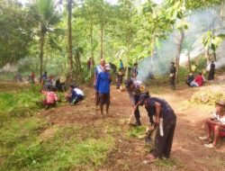 Jelang bulan suci ramadhan Babinkamtibmas Kelurahan mekarsari gotong royong bersama warga bersihkan jalan TPU