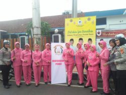 Kapolres bersama Ketua Bhayangkari Cabang Banjar Membagikan Takjil Kepada Pengguna Jalan