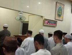 Kapolres Tasikmalaya Kota Mengikuti Kegiatan Tarawih Bersama di Masjid Babussallam Aspol Bojong