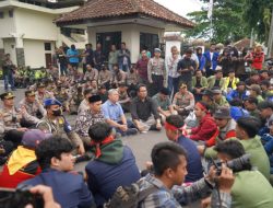 Kapolres Tasikmalaya Kota Pimpin Pengamanan Aksi Penolakan UU Omnibuslaw dari Gabungan Buruh dan BEM di DPRD Kota Tasik