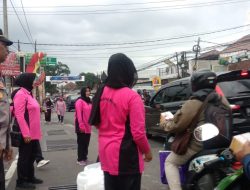 Kapolsek Mangkubumi dan Bhayangkari Bagikan Takjil kepada Pengendara