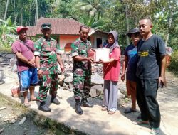 Kodim 0612/Tasikmalaya Korem 062/Tarumanagara, Danramil Koramil 1216 /Cibalong Berbagi Dengan Berikan Bantuan Sembako Pada Korban Kebakaran