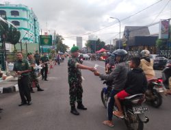 Masyarakat Sumringah Dapat Takzil Gratis dari Kodim 0612/Tasikmalaya Jelang Buka Puasa Ramadhan 1444 H di depan Makodim 0612/Tasikmalaya