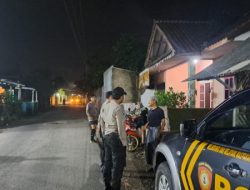 Patroli Woro Woro Polsek Sukaratu Keliling Kampung Leuwiliang, Untuk Meningkatkan Kehadiran Negara di Masyarakat Untuk Bangunkan Warga Sahur