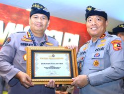 Penghargaan Kadivhumas Pada Saat Rakernis Humas Polri