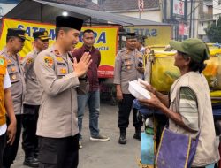 Polres Tasik Kota Bagikan Ratusan Paket Nasi Siap Saji di Tugu Asmaul Husna
