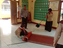 Polsek Banjar bersama Saka Bhayangkara Kerja Bakti Bersihkan Masjid Al-Amin