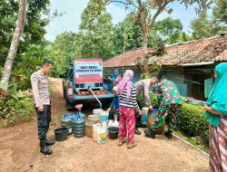 Polsek Cineam laksanakan Bakti sosial berupa Distribusi air bersih kepada warga