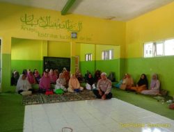 Sambangi Ibu-Ibu Pengajian Majelis Taklim Al Ikhlas, Kanit Binmas Polsek Tamansari Sampaikan Binluh Kamtibmas