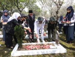 Tabur Bunga Dalam Rangka HUT Kota Bekasi Ke 26 Tahun Berjalan Secara Khidmat.