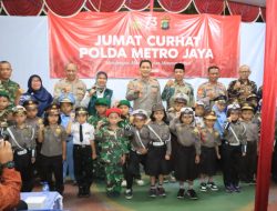 Wakapolres AKBP Rama Samtama Putra S.I.K M.H M.Si Kunjungi warga RW 11 Bekasi Jaya dalam rangka Jumat Curhat Polda Metro Jaya