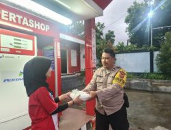 BHABINKAMTIBMAS POLSEK CISAYONG MEMBERIKAN BINGKISAN BUKA PUASA DI POM MINI DESA SUKAJADI