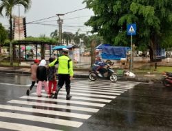 Hujan turun, pengaturan Lalulintah Humanis Tetap Berjalan