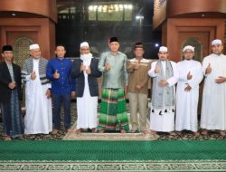 Kapolres, Plt Wali Kota dan Dandim Sholat Idul Fitri bersama Warga di Masjid Agung Al-Barkah