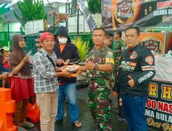 Kodim 0612/Tasikmalaya Berkolaborasi Dengan HDCI Tasikmalaya Bagikan 3000 Nasi Kotak Kepada Fakir Miskin di depan Makodim 0612/Tasikmalaya