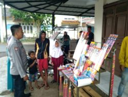 Personel Polsek Sukaresik Polres Tasik Kota, Himbau Pedagang Kembang Api Untuk Tidak Menjual Petasan