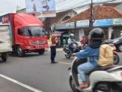 UNIT SAMAPTA POLSEK CISAYONG MELAKSANAKAN GATUR LALIN SORE DAN PAM NGABUBURIT