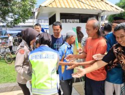 Aksi Polwan-Polwan Cantik Polres Tasik Kota Polda Jabar, Bagikan Paket Nasi Kepada Warga Jamaah Sholat Jumat di Masjid Agung