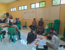 Anggota Bhabinkamtibmas Kelurahan Ciherang Polsek Cibeureum AIPDA YOSEP TRIANA HADI, S.H. melaksanakan pengamanan Pendataan Awal Registrasi Sosial Ekonomi di Kelurahan Ciherang Kecamatan Cibeureum