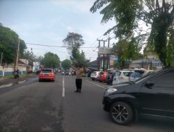 Anggota Polsek Tawang Polres Tasik Kota Polda Jabar, Melaksanakan Pengaturan Lalu Lintas di Depan SD Al-Muttaqin