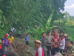 Bentuk Sinergitas TNI-Polri, Bhabinkamtibmas bersama Babinsa melaksanakan Cek TKP bencana alam Tanah Lonsor di kmp.Bongkor Desa Indrajaya kec. Sukaratu