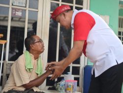Berikan Bantuan Tongkat Kaki, Plt. Wali Kota Bekasi Sambangi Rumah Warga