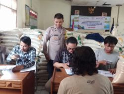 Bhabinkamtibmas Polsek Cihideung Polres Tasik Kota Polda Jabar , Monitoring Pendistribusian Bantuan Pangan Beras Bulog