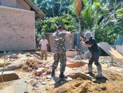 Eratkan Hubungan Baik, Babinsa koramil 16/Peudawa Bantu Warga Binaan Cor Pondasi Rumah