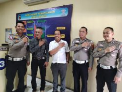M. Juanda Ketua PWRI DPC Kab, Cirebon dan Sunoko,SH Divisi Hukum PWRI Kab, Cirebon Mengapresiasi Kinerja Sat-Lakalantas Polresta Cirebon