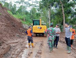 POLSEK CINEAM MEMBANTU EVAKUASI TANAH LONGSOR DI DESA CISARUA KEC CINEAM