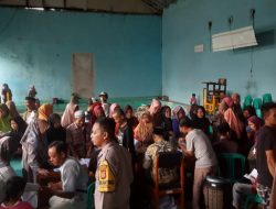 Sinergitas Polri dan Kades Bhabinkamtibmas Polsek Gunungtanjung melaksanakan giat Pengamanan dan Monitoring pendistribusian Bantuan Pangan kepada 602 KPM. Warga masyarakat Ds. Gunungtanjung