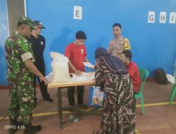 Sinergitas TNI-Polri Bhabinkamtibmas dan Bhabinsa Desa Bojongsari melaksanakan giat Pengamanan dan Monitoring pendistribusian Bantuan Pangan kepada 818 KPM