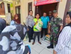 Sinergitas TNI-Polri Bhabinkamtibmas dan Bhabinsa Desa Cinunjang melaksanakan giat Pengamanan dan Monitoring pendistribusian Bantuan Pangan kepada 939 KPM
