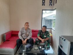 Sinergitas TNI-Polri Bhabinkamtibmas dan Bhabinsa Desa Geresik melaksanakan sambang warga sekaligus menyampaikan himbauan Kamtibmas