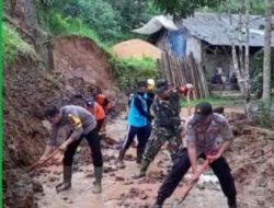 Sinergitas TNI Polri Polsek Cineam Polres Tasik Kota Polda Jabar, Bersama BPBD dan Warga, Gotong Royong Bersihkan Tanah Longsor