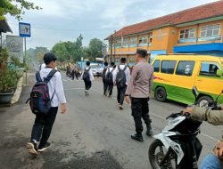 Strong Point Lagi Polsek Pagerageung Polres Tasik Kota Polda Jabar, Pengaturan Arus Lalu Lintas dan Seberangkan Anak Sekolah