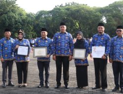 Di Apel Hari Ini, Plt. Wali Kota Lepas Petugas Pemotongan Hewan Qurban Serta Berikan Beberapa Penghargaan