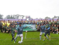 Komandan Kodim 0612/Tasikmalaya Letkol Inf Raden Henra Sukmadjidibrata, S.I.P., dan Kepala PDAM Tirta Galuh Ciamis Drs. Cece Hidayat memberikan kesempatan kepada anggotanya untuk mengadakan pertandingan sepak bola